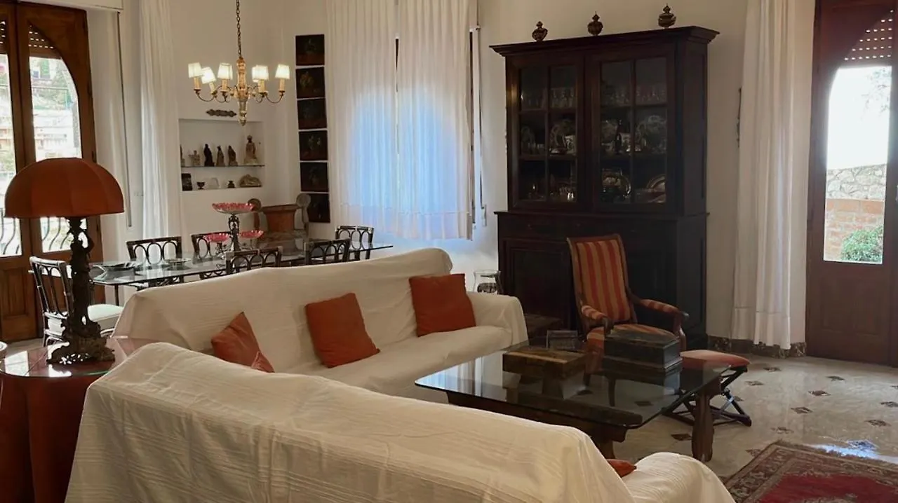 דירות טאורמינה Casa Ludovica 0*,  איטליה